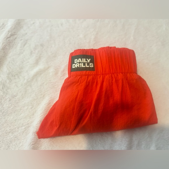 DAILY DRILLS ORANGE SHORTS - Picture 5 of 7